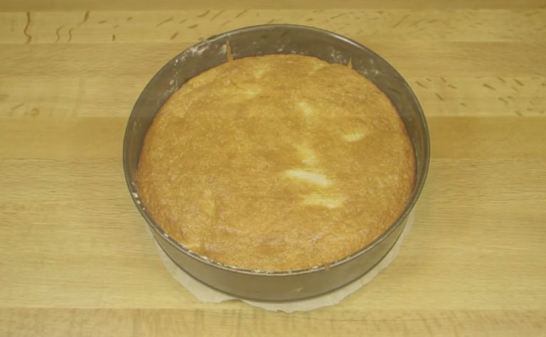 Яблочный пирог на кефире и сметане: 6 пошаговых рецептов в духовке и мультиварке