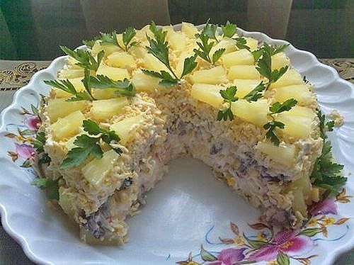 Салат с ананасом и курицей. 6 очень вкусных рецептов