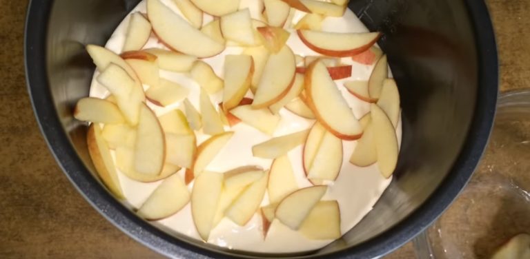 Яблочный пирог на кефире и сметане: 6 пошаговых рецептов в духовке и мультиварке