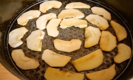 Супер вкусный и простой пирог — шарлотка с яблоками и бананом в духовке