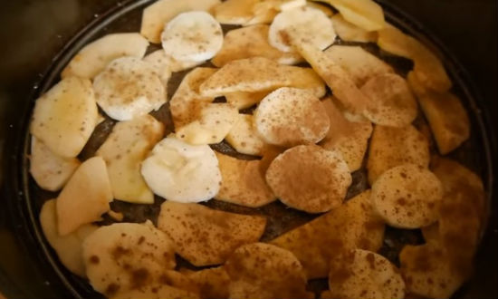 Супер вкусный и простой пирог — шарлотка с яблоками и бананом в духовке