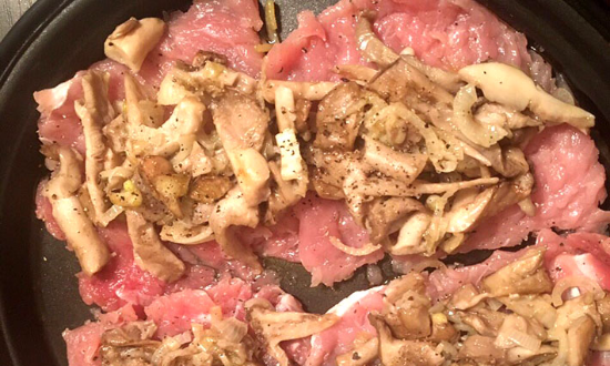 Мясо по-французски с грибами, приготовленное в духовке,рецепты из свинины, говядины, курицы
