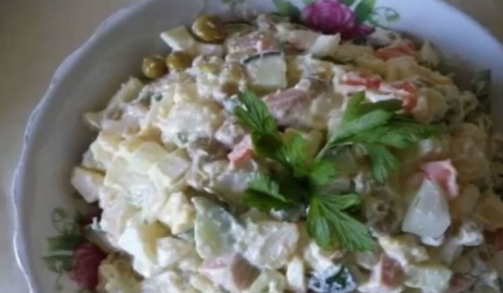Праздничный салат Оливье с колбасой и свежим огурцом по классическому рецепту