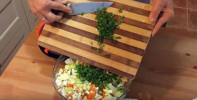 Салат оливье — Праздничные классические рецепты очень вкусных салатов к Новому году