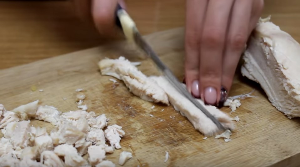 Салат с куриной грудкой: выберите свой простой и вкусный рецепт