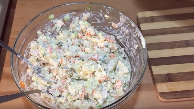 Салат оливье — Праздничные классические рецепты очень вкусных салатов к Новому году