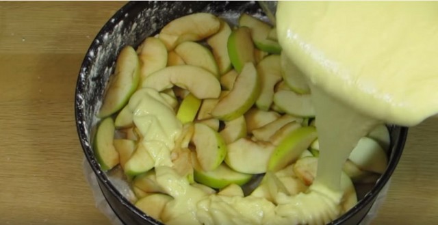 Шарлотка с яблоками в духовке — пошаговые рецепты с фото, простые и вкусные