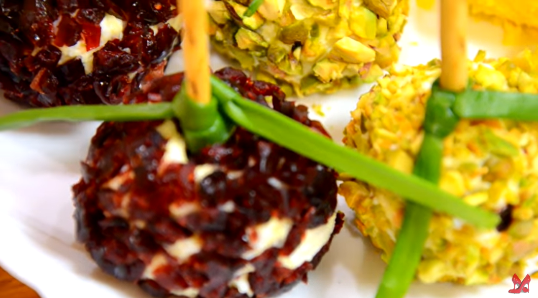 Сырные шарики с зеленью и клюквой – оригинальная закуска на праздничный стол
