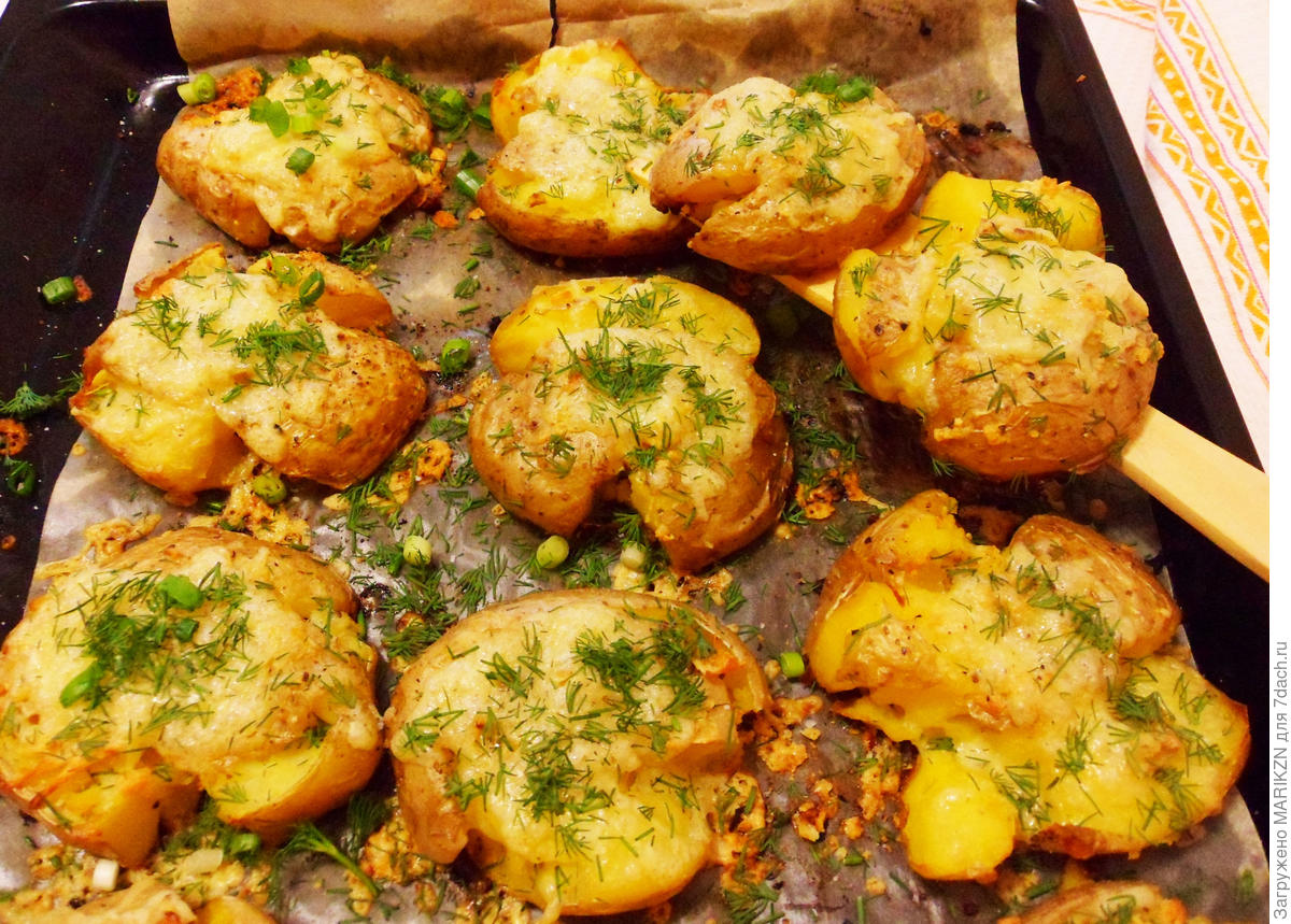 Запечь картошку в духовке рецепты простые. Печёный картофель в духовке. Отварная картошка запеченная в духовке. Блюда из молодой картошки в духовке. Картошка с сыром и чесноком в духовке.