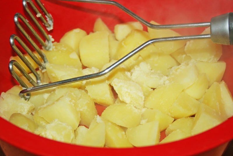 Закуска № 1: на часах 6 утра, самое время пожарить картофельные палочки с особым соусом. Превосходное дополнение к супам, борщам и даже к пиву.