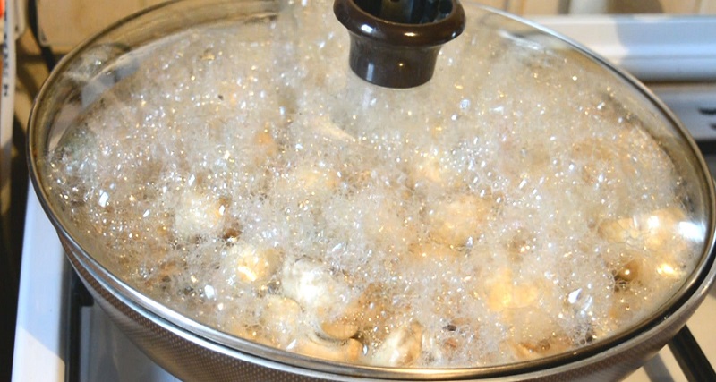 Дежурный рецепт маринованных грибов к новогоднему столу, 20 минут — и готово.