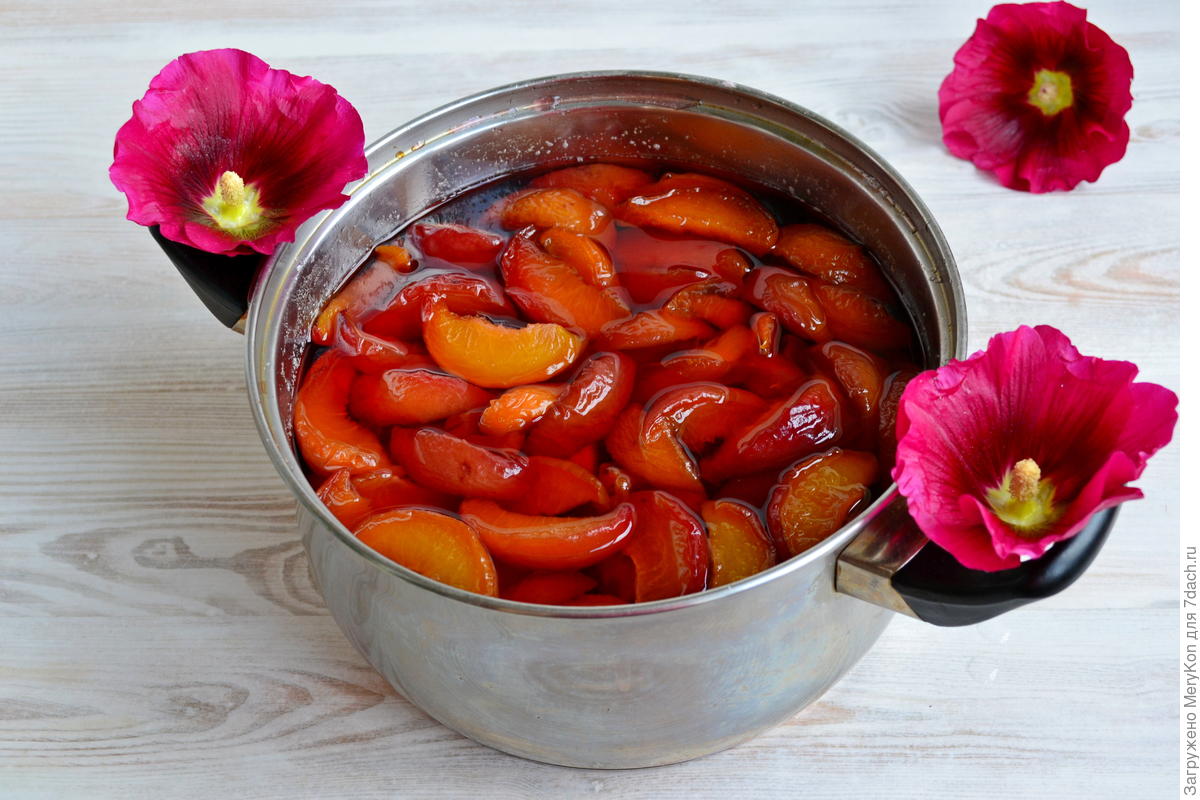 Варенье из красной смородины с персиком и грецким орехом