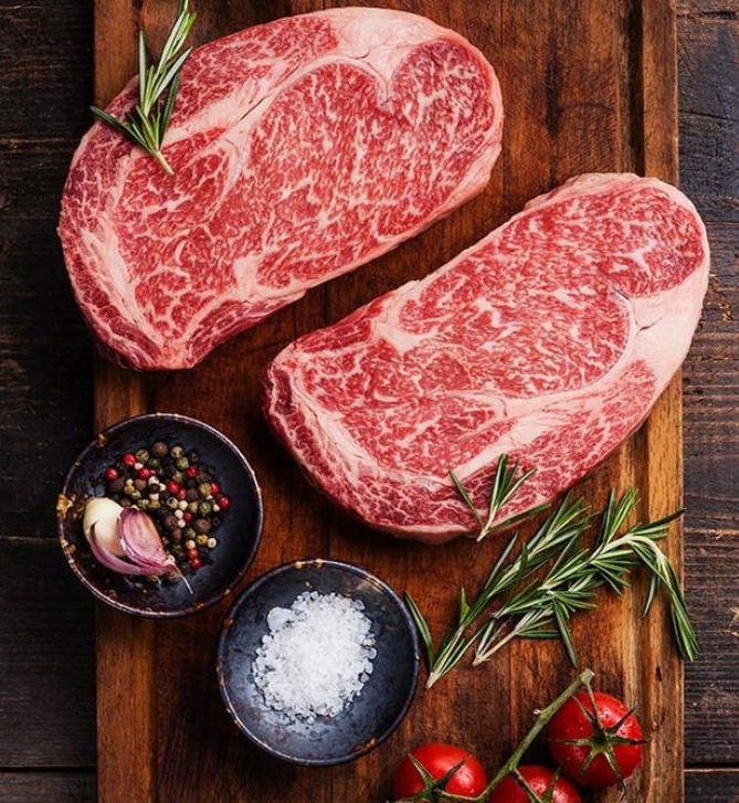 10 идеальных. Красная доска для мяса. Мясо красное стейки красиво подвешено. Продукты с красным мясом.