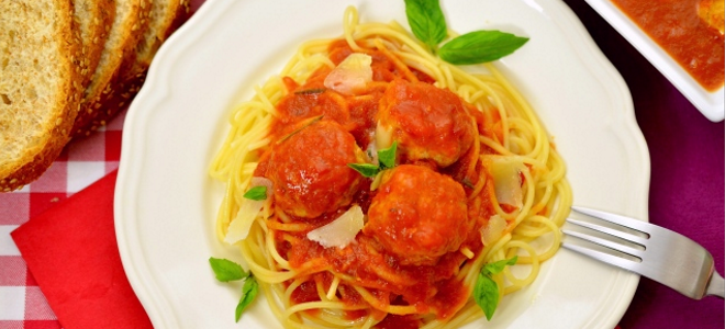 Фрикадельки в томатном соусе со сметаной, чесноком, фасолью — рецепты для духовки и мультиварки