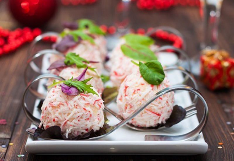 Вкусно до безумия: 6 праздничных салатов с крабовыми палочками.