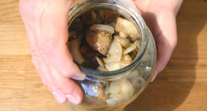 Дежурный рецепт маринованных грибов к новогоднему столу, 20 минут — и готово.