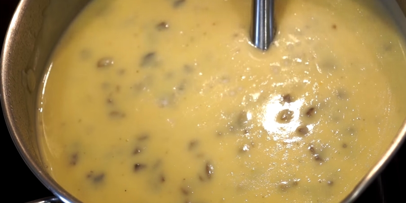Отменный грибной крем-суп со сливками с ярко выраженным ароматом и нежной текстурой.