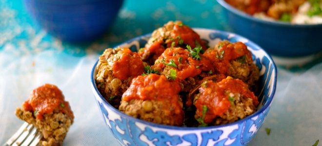 Фрикадельки в томатном соусе со сметаной, чесноком, фасолью — рецепты для духовки и мультиварки
